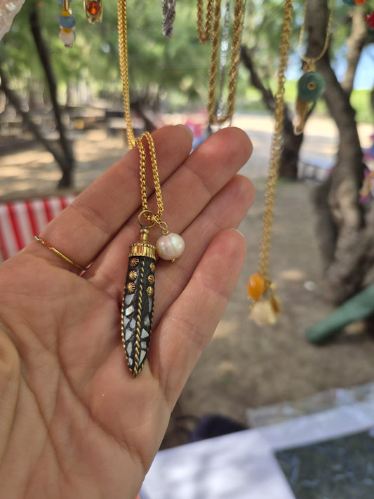 Collana corno in ottone e madre perla