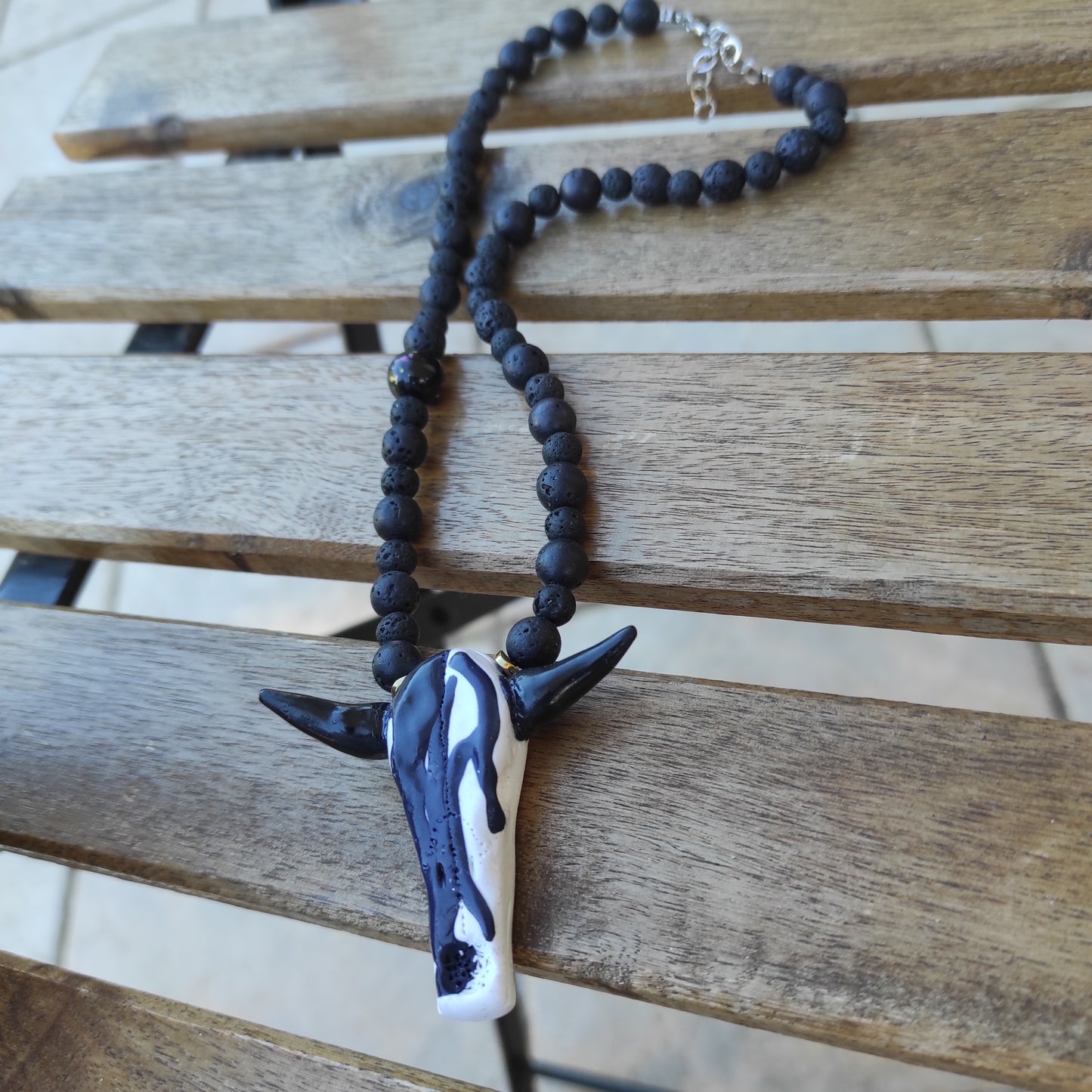 Collana Bufalo bianco e nero modellata a mano