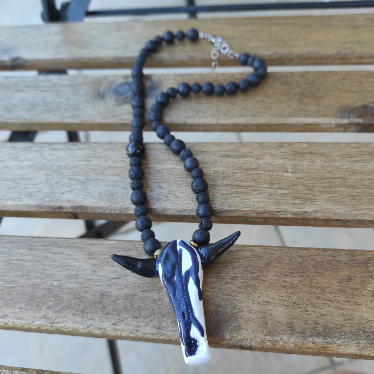 Collana Bufalo bianco e nero modellata a mano