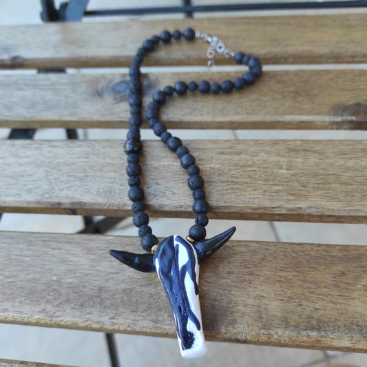 Collana Bufalo bianco e nero modellata a mano